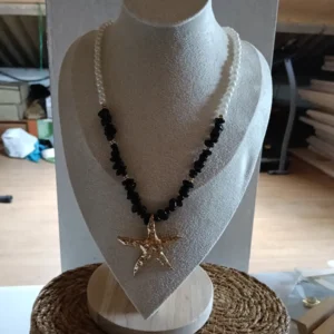 Collar de perlas y piedra negra con estrella de mar en acero inoxidable hipoalergénico