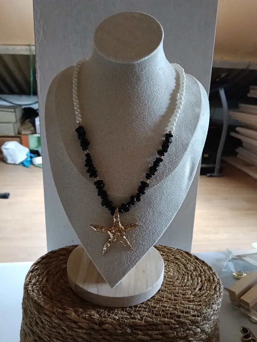 Collar de perlas y piedra negra con estrella de mar en acero inoxidable hipoalergénico