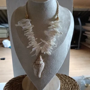 Collar de nácar con caracola en acero inoxidable hipoalergénico