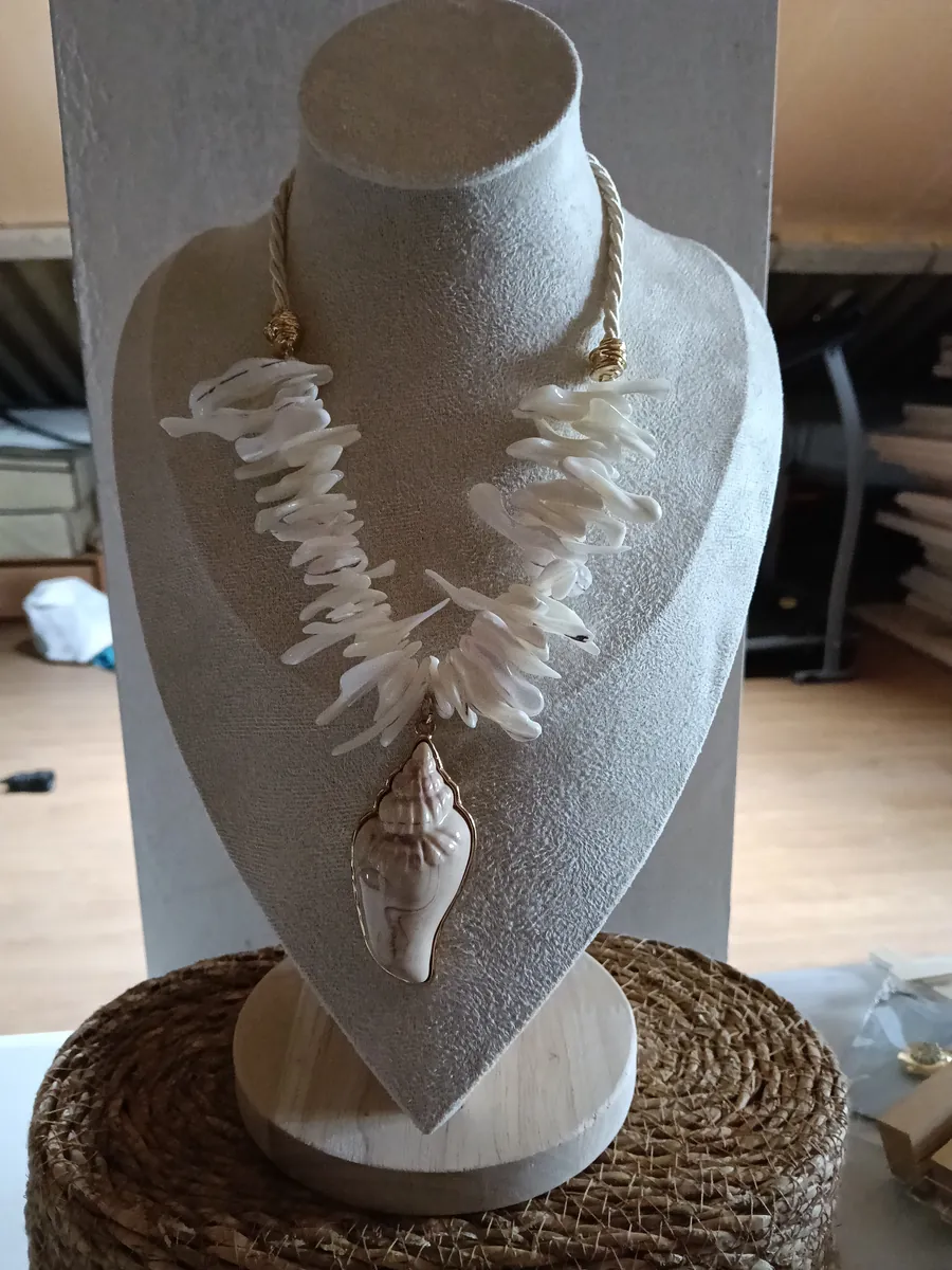 Collar de nácar con caracola en acero inoxidable hipoalergénico
