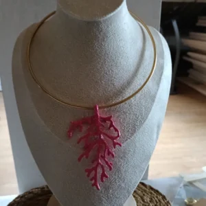 Gargantilla rígida con coral fucsia en acero inoxidable hipoalergénico