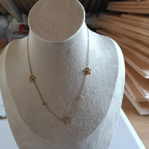 Collar de margaritas doradas con circonitas en acero inoxidable hipoalergénico