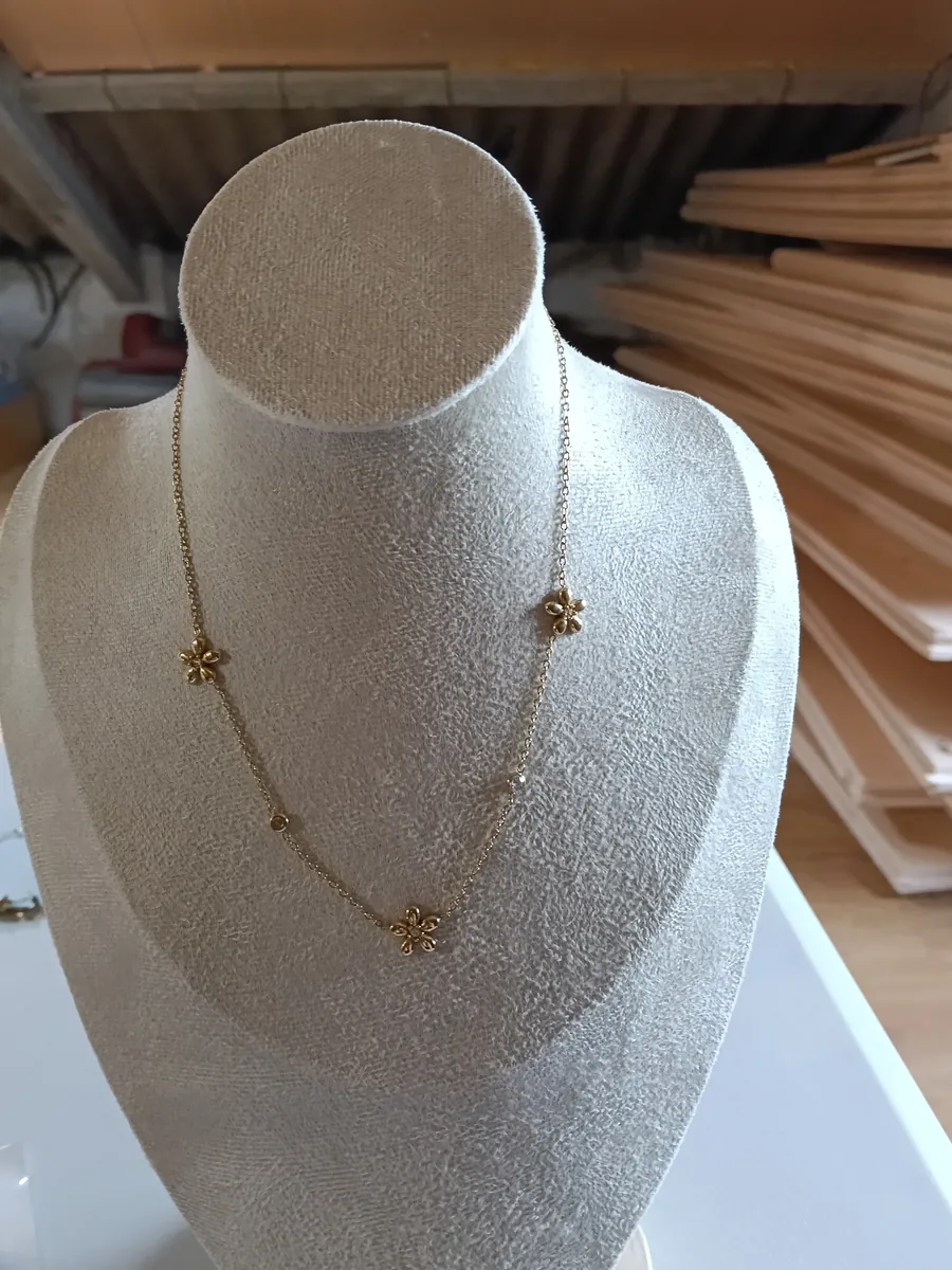 Collar de margaritas doradas con circonitas en acero inoxidable hipoalergénico