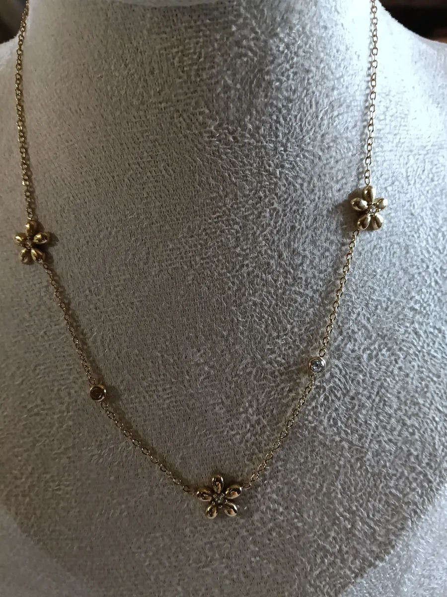 Collar de margaritas doradas con circonitas — detalle 2