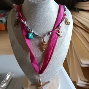 Collar de pañuelo estampado con charms marinos en acero inoxidable hipoalergénico