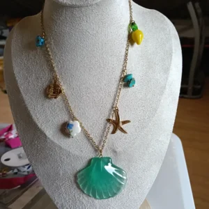 Collar Vieira turquesa con charms marinos en acero inoxidable hipoalergénico
