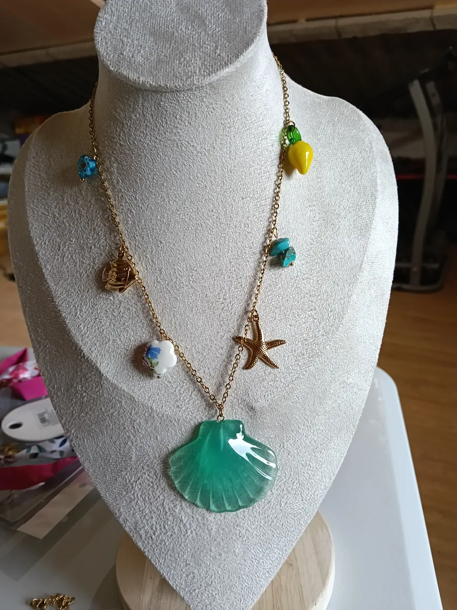 Collar Vieira turquesa con charms marinos en acero inoxidable hipoalergénico