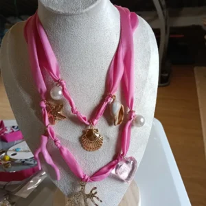 Collar doble de tela rosa con charms marinos en acero inoxidable hipoalergénico