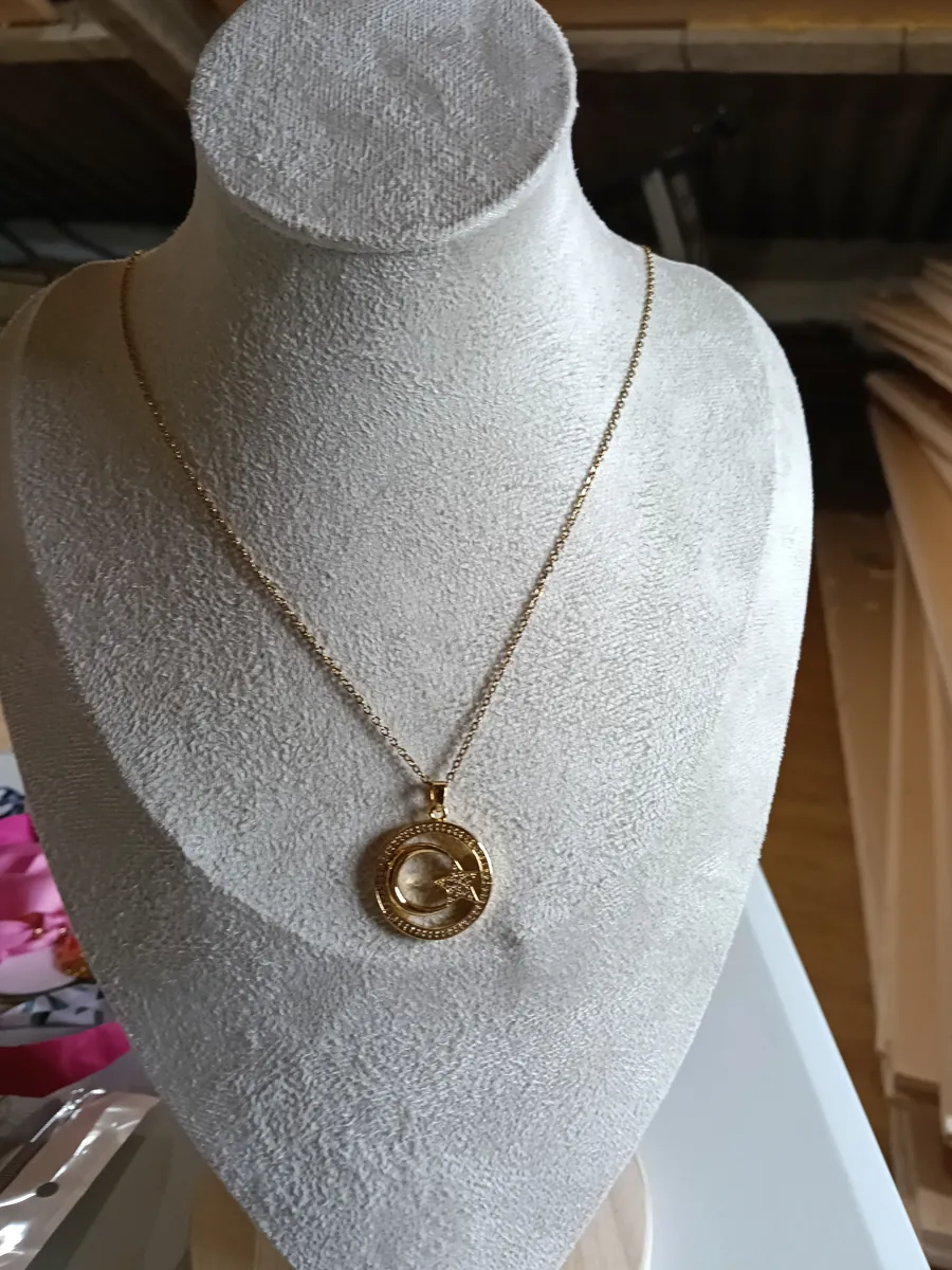 Collar Luna y Estrella con circonitas en acero inoxidable hipoalergénico