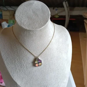 Collar Trébol de corazones tornasolados en acero inoxidable hipoalergénico