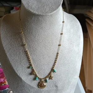 Collar Concha dorada con turquesas en acero inoxidable hipoalergénico