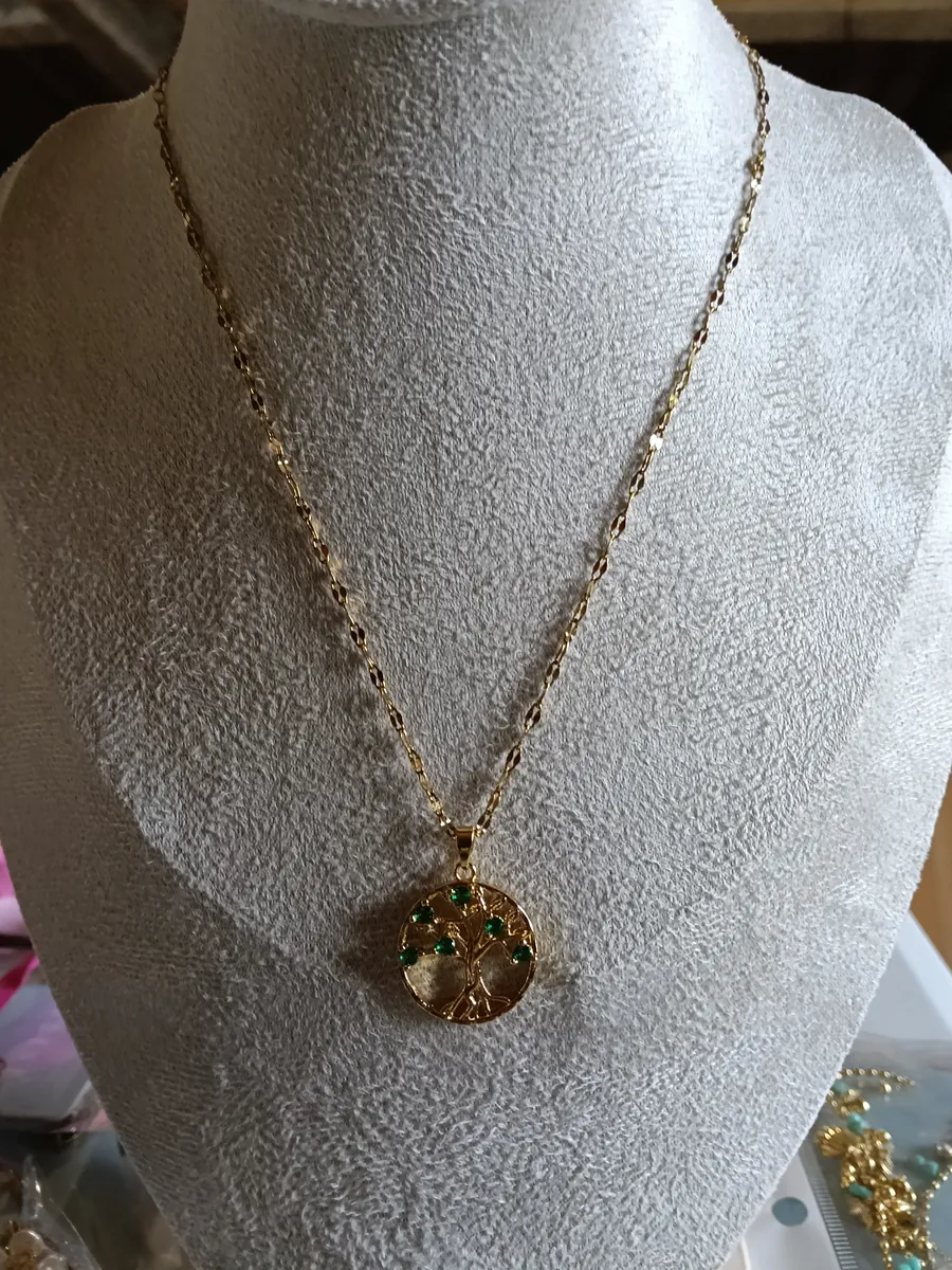 Collar Árbol de la Vida con circonitas verdes en acero inoxidable hipoalergénico
