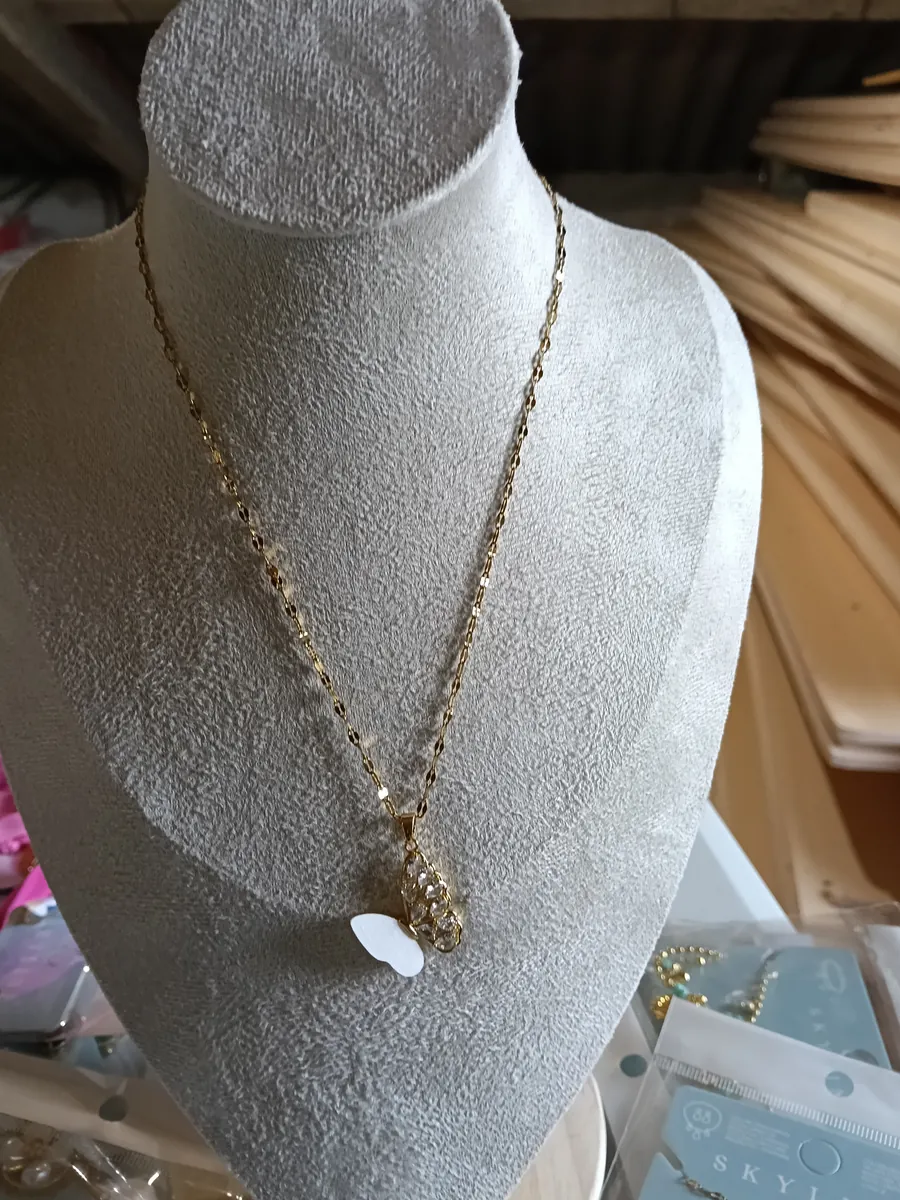 Collar Mariposa de circonitas en acero inoxidable hipoalergénico
