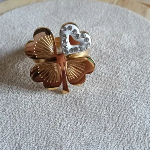 Anillo Trébol con corazón de strass