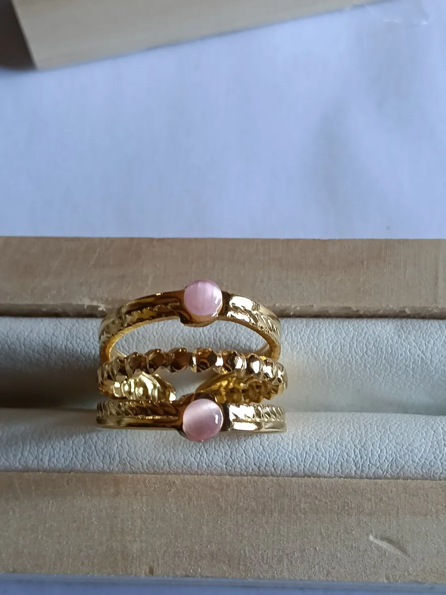 Anillo Triple con piedras rosas