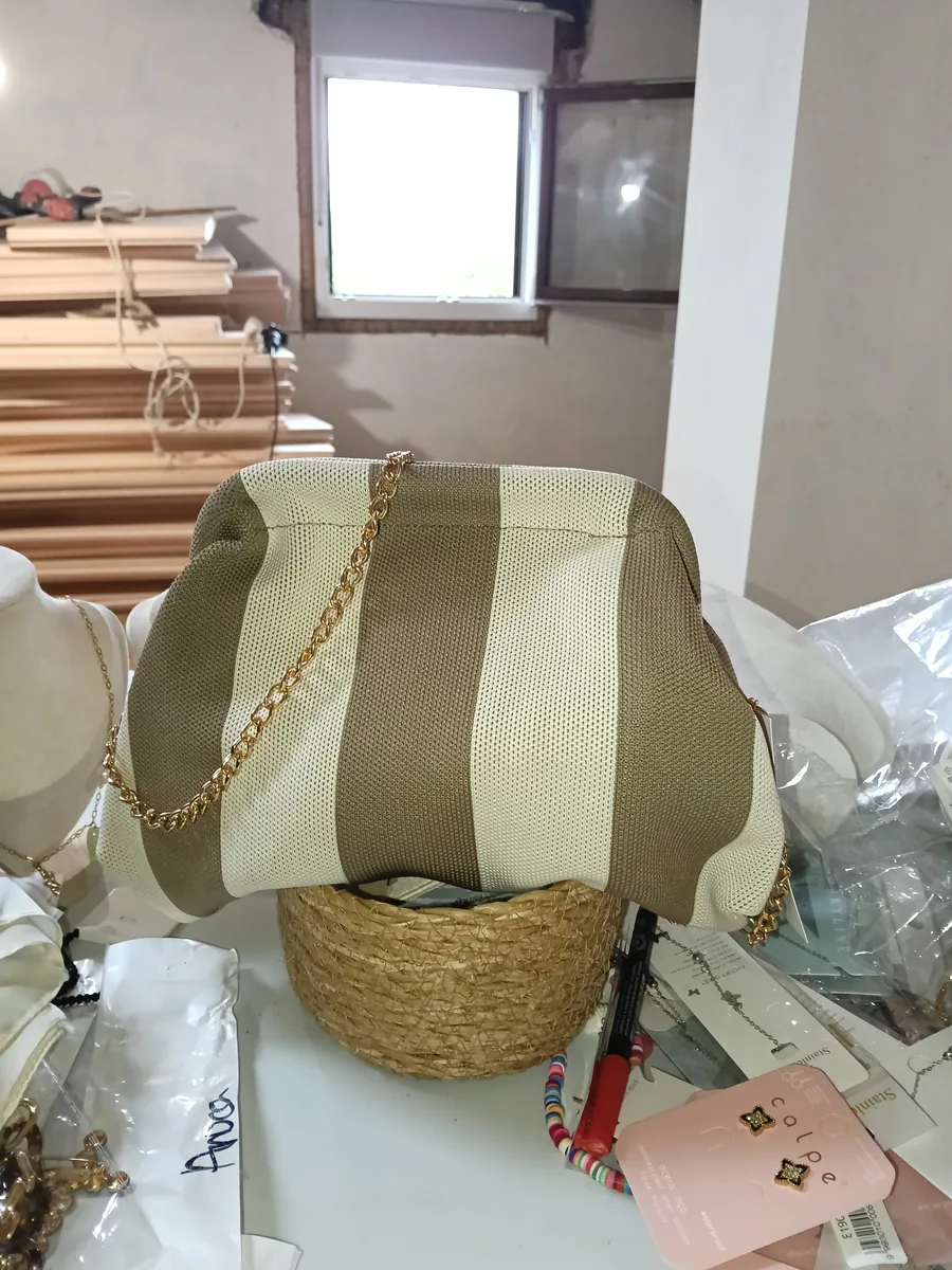 Bolso Clutch de Rayas en Caqui y crudo