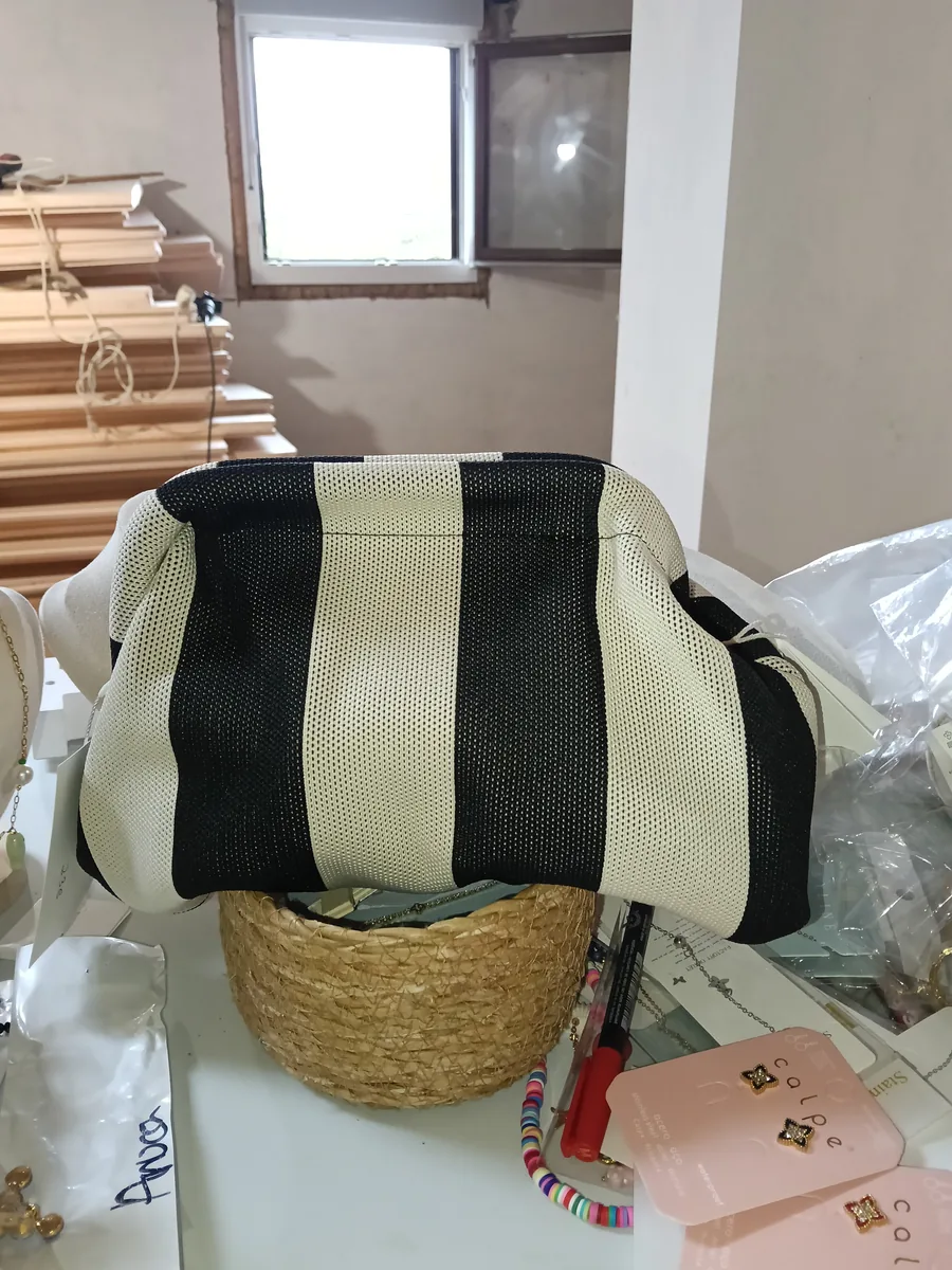 Bolso Clutch de Rayas en Negro y crudo