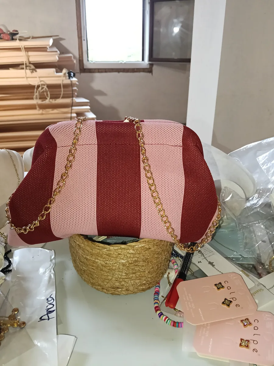 Bolso Clutch de Rayas en Rosa y granate
