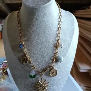 Collar dorado con charms