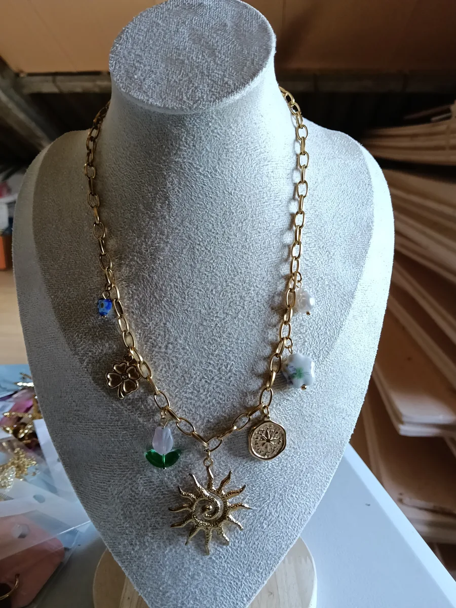 Collar dorado con charms