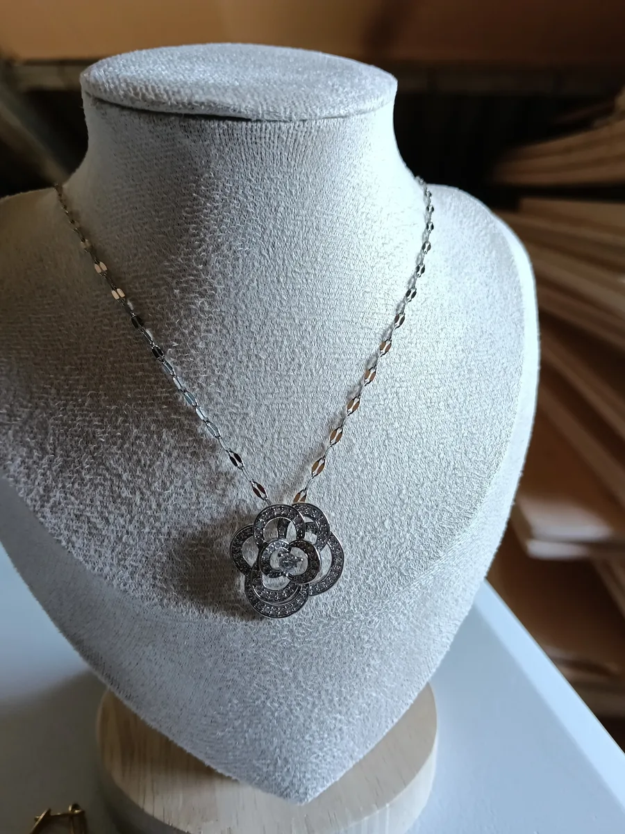 Collar camelia de circonitas