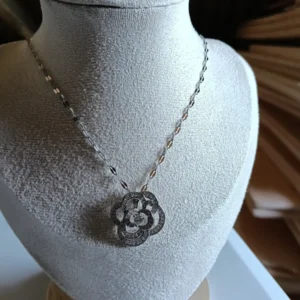 Collar Camelia de circonitas en acero inoxidable hipoalergénico