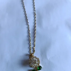 Collar Margarita con hojas verdes en acero inoxidable hipoalergénico