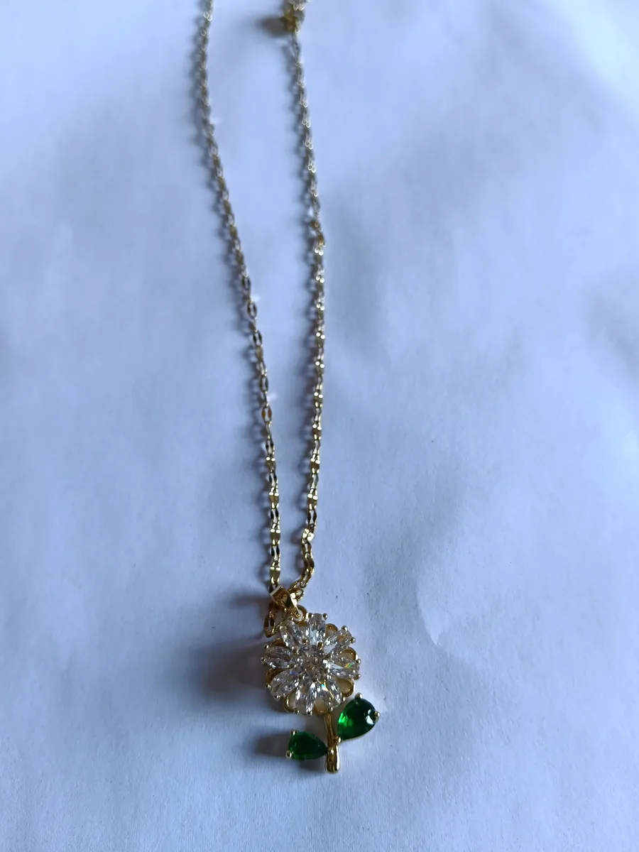 Collar Margarita con hojas verdes en acero inoxidable hipoalergénico
