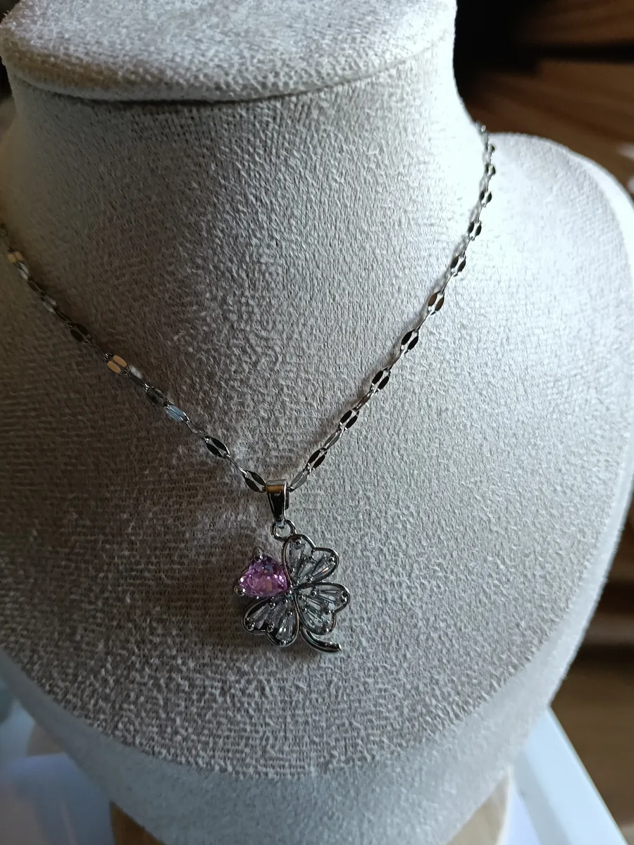 Collar Trébol con corazón rosa en acero inoxidable hipoalergénico
