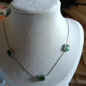 Collar Triple Esmeralda en acero inoxidable hipoalergénico