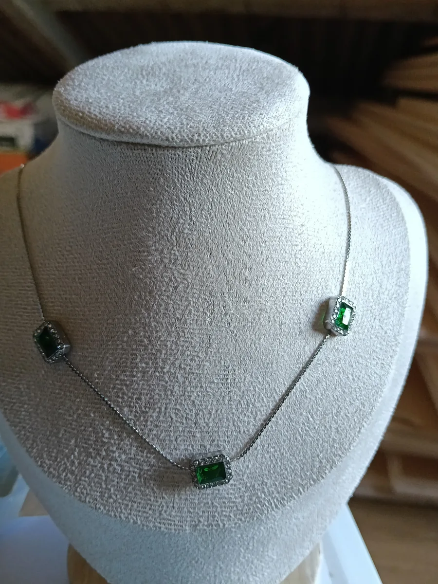 Collar Triple Esmeralda en acero inoxidable hipoalergénico