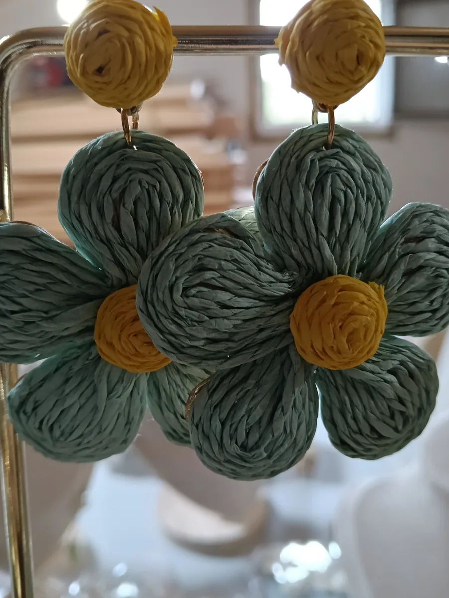 Pendientes de rafia turquesa en forma de flor